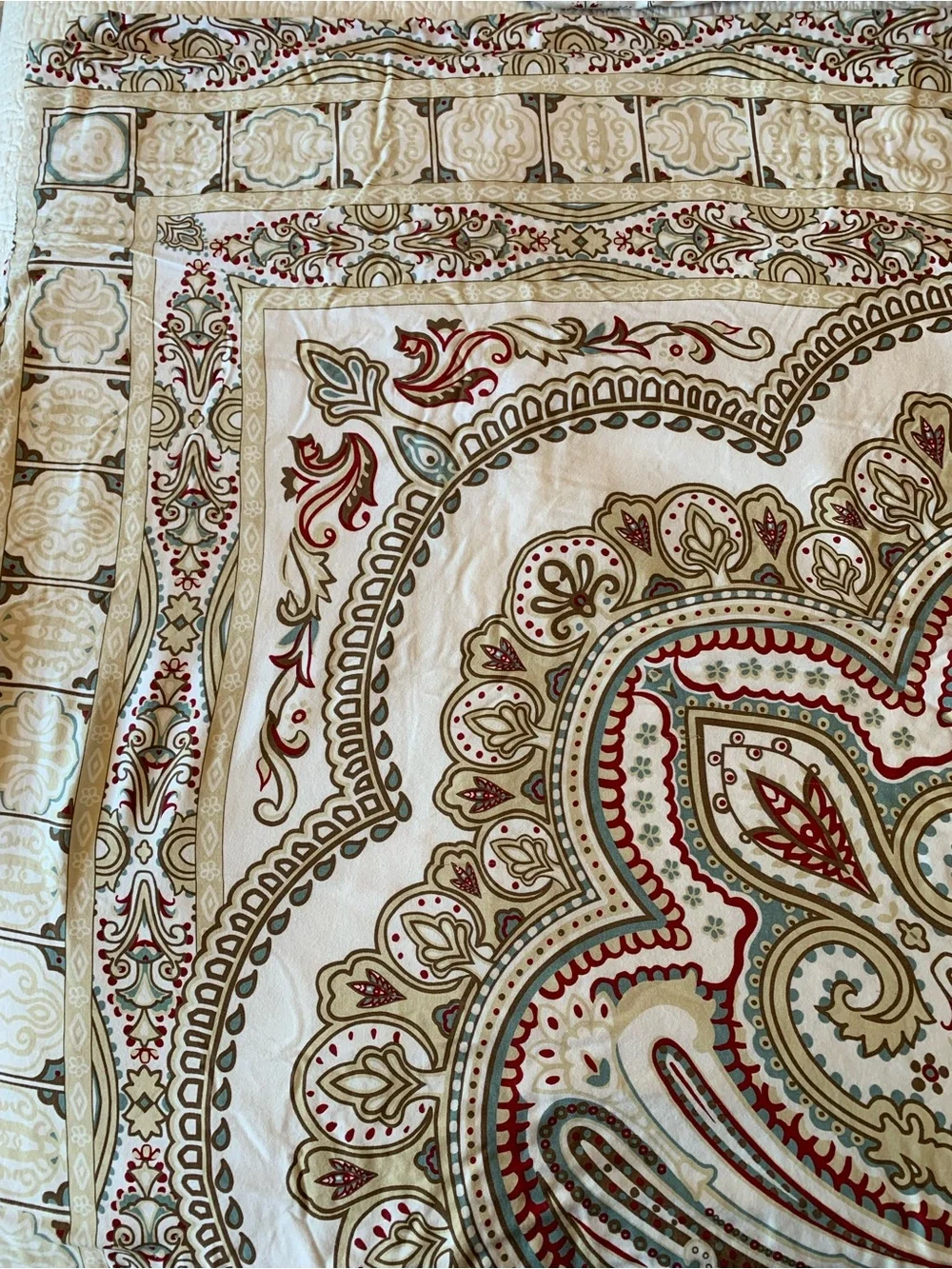Cream and Red Paisley Star-Patterned Queen Duvet Cover and Pillow Shams (2)